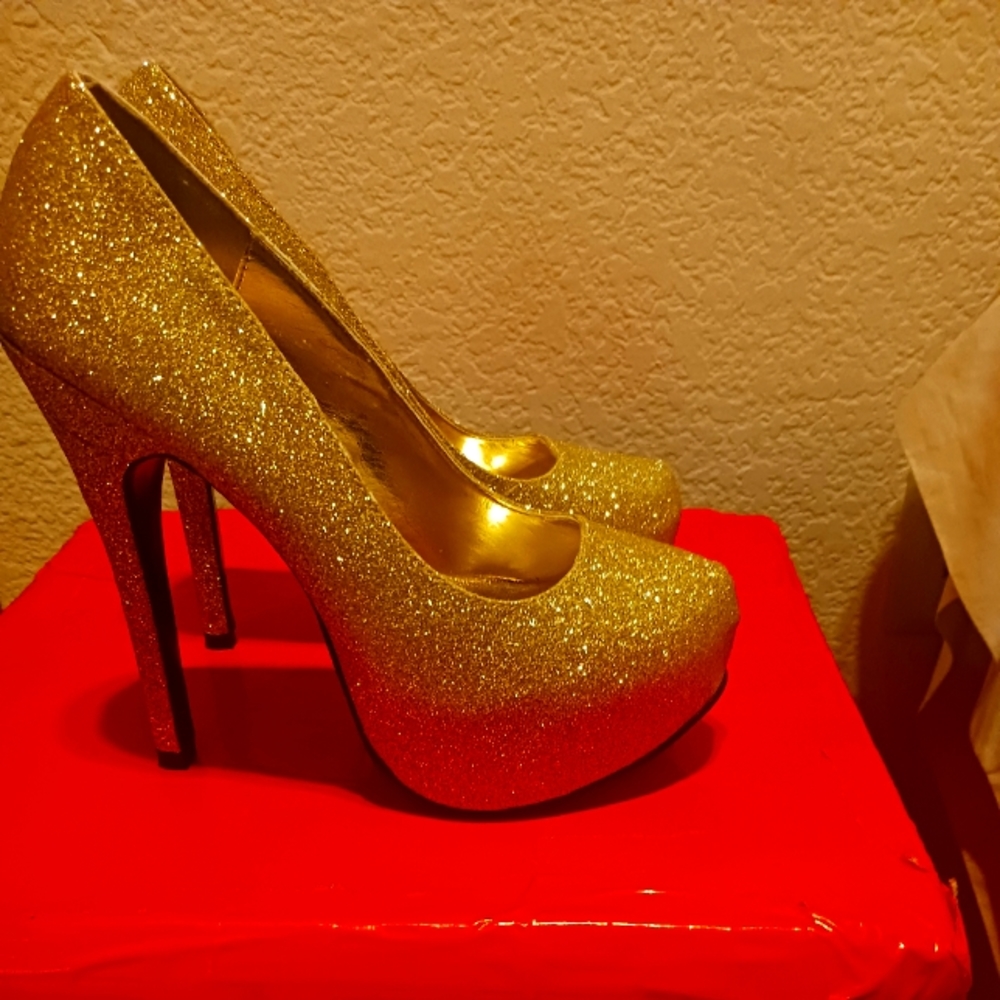 KISSABLE-11  size 6 Covered Pump Shoes